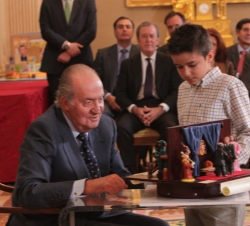 Audiencia a los niños ganadores de la XXXI edición del Concurso Escolar ¿Qué es un Rey para ti?. Su Majestad el Rey con el alumno ganador de Castilla-